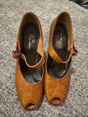 Vintage Shoes ‘N Stuff by Frank Sbicca Tan Leather Floral Embossed Peep-Toe